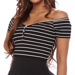 Black/white Off-Shoulder Short Sleeved Top